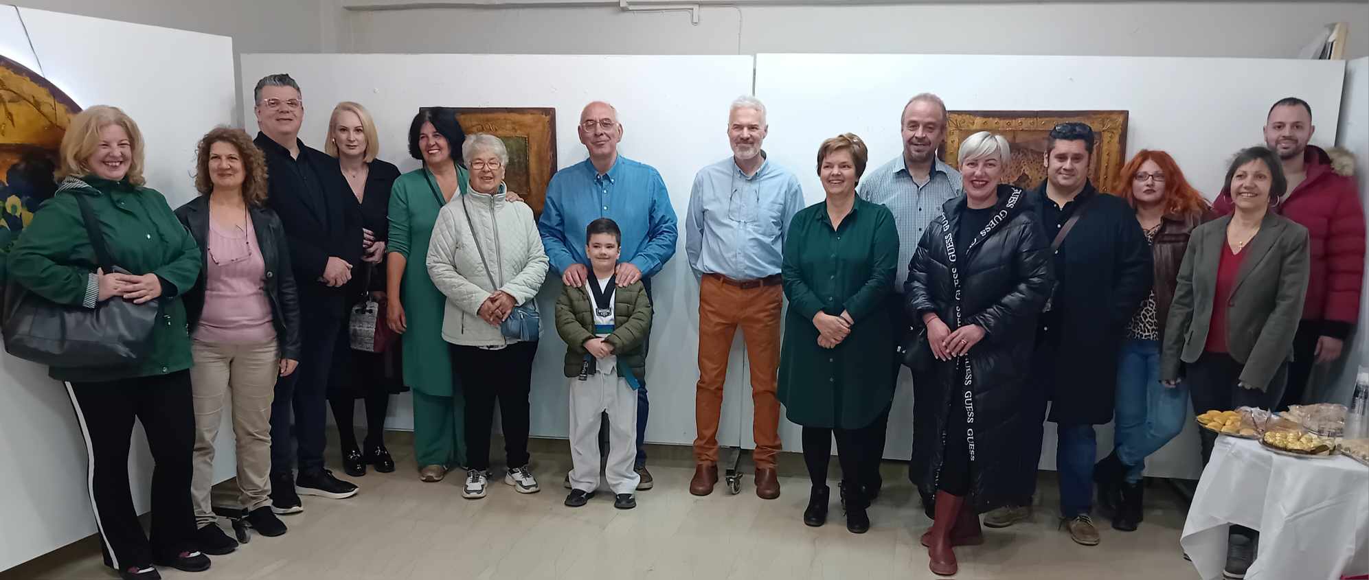 Στην εικόνα εμφανίζονται ο αντιδήμαρχος πολιτισμού, ο διευθυντής καλλιτεχνικών και επισκέπτες στον χώρο της έκθεσης.